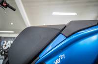 Nahaufnahme des blauen Heckbereichs und des schwarzen Sitzes des RAY 7.7.