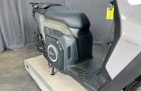 Heckansicht eines grauen E-Scooters mit Sitz und Akkugehäuse.