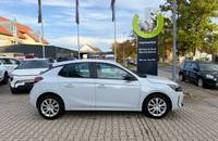 Seitenansicht eines weißen Opel Corsa vor dem Autohaus Richter & Zech.