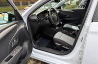 Offensteht die Fahrertür, Blick auf das Cockpit, die Sitze und das Lenkrad des Autos.