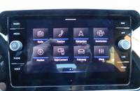 Infotainment-Display eines VW T-Cross mit Menüpunkten wie Radio, Media, Navigation, Telefon und Assistenzsystemen.