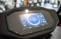 Digitales Cockpit-Display eines E-Bikes mit Anzeige von Geschwindigkeit, Reichweite und Akkustand.