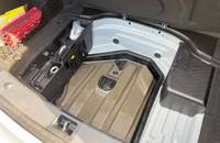 Offener Kofferraum eines Mercedes-Benz C180, mit sichtbarer Verkleidung und Akkugehäuse.