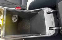Mittelkonsole und Stauraum des Fahrzeuginnenraums mit 12V-Steckdose.