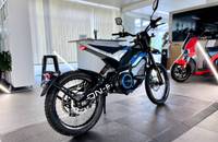 Blaues Elektro-Motorrad (VMOTO ON-R) in einem Autohaus-Showroom.