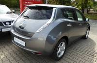 Außenansicht eines grauen Nissan Leaf Elektroautos, geparkt auf einem Pflasterboden.