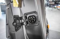 Ladeanschluss und Stecker an der Fahrzeugseite.