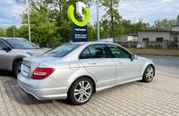 Silberner Mercedes-Benz C-Klasse vor dem Autohaus Richter & Zech.