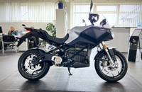 Ein silbernes E-Motorrad der Marke ZERO steht in einem hellen Showroom.