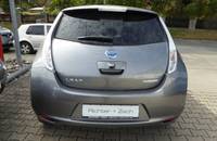 Heckansicht eines grauen Nissan Leaf Elektroautos, geparkt auf einem Pflasterboden.