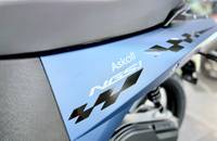 Nahaufnahme der blauen Seitenverkleidung eines Scooters mit der Aufschrift Askoll NGS3.