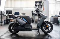 Seitenansicht des mattschwarzen E-Scooters RAY 7.7 in einem Showroom.