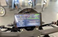 Digitales Cockpit eines schwarzen VMOTO-Motorrads.