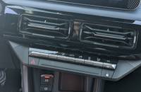 Innenansicht des Nissan Micra EV mit Infotainment-Display und Klimasteuerung.
