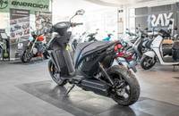 Elektrischer Scooter in Metallic Dark, Dreiviertelansicht im Showroom.