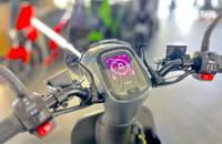 Nahaufnahme des digitalen Displays und der Bedienelemente am Lenker eines E-Bikes.