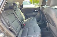 Innenraumaufnahme des KIA E-Niro Electric, die die Sitze und das Armaturenbrett zeigt.