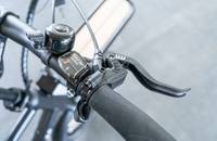 Nahaufnahme des Displays und der Bedienelemente am Lenker eines E-Bikes.