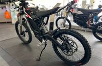 Weißes E-Bike in Seitenansicht in einem Showroom.