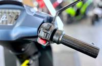 Nahaufnahme des Lenkers und des Gangwählhebels eines Elektroscooters mit den Modi R, N und D.