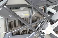 Nahaufnahme des Kühlergrills und des strukturellen Schutzbügels an der Fahrzeugfront.