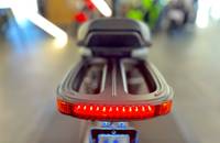 Nahaufnahme des roten Hecklichts eines Elektrofahrzeugs.