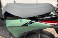 Nahaufnahme des Heckbereichs eines Piaggio Scooters in Mintgrün und Grau.