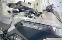 Nahaufnahme der silbernen Frontpartie eines E-Motorrads mit sichtbarem Display und Scheinwerfer.