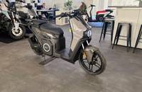 Grauer elektrischer Roller in einem Autohaus-Showroom.