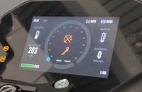 Digitales Cockpitdisplay eines E-Fahrzeugs mit Anzeige von Reichweite, Akkustand und Motorleistung.