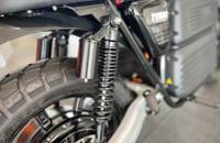 Nahaufnahme der Federgabel und des Reifens eines Motorrads.