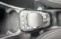 Detailaufnahme einer abgerundeten Konsole im Innenraum eines Autos.